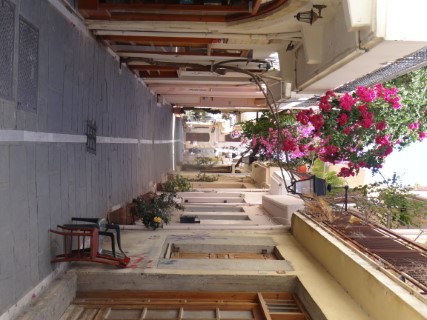 Griekse straat met bloemen