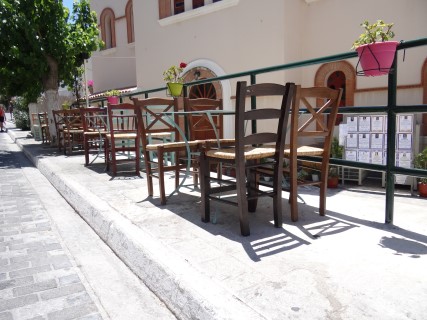 Griekse straat met stoeltjes